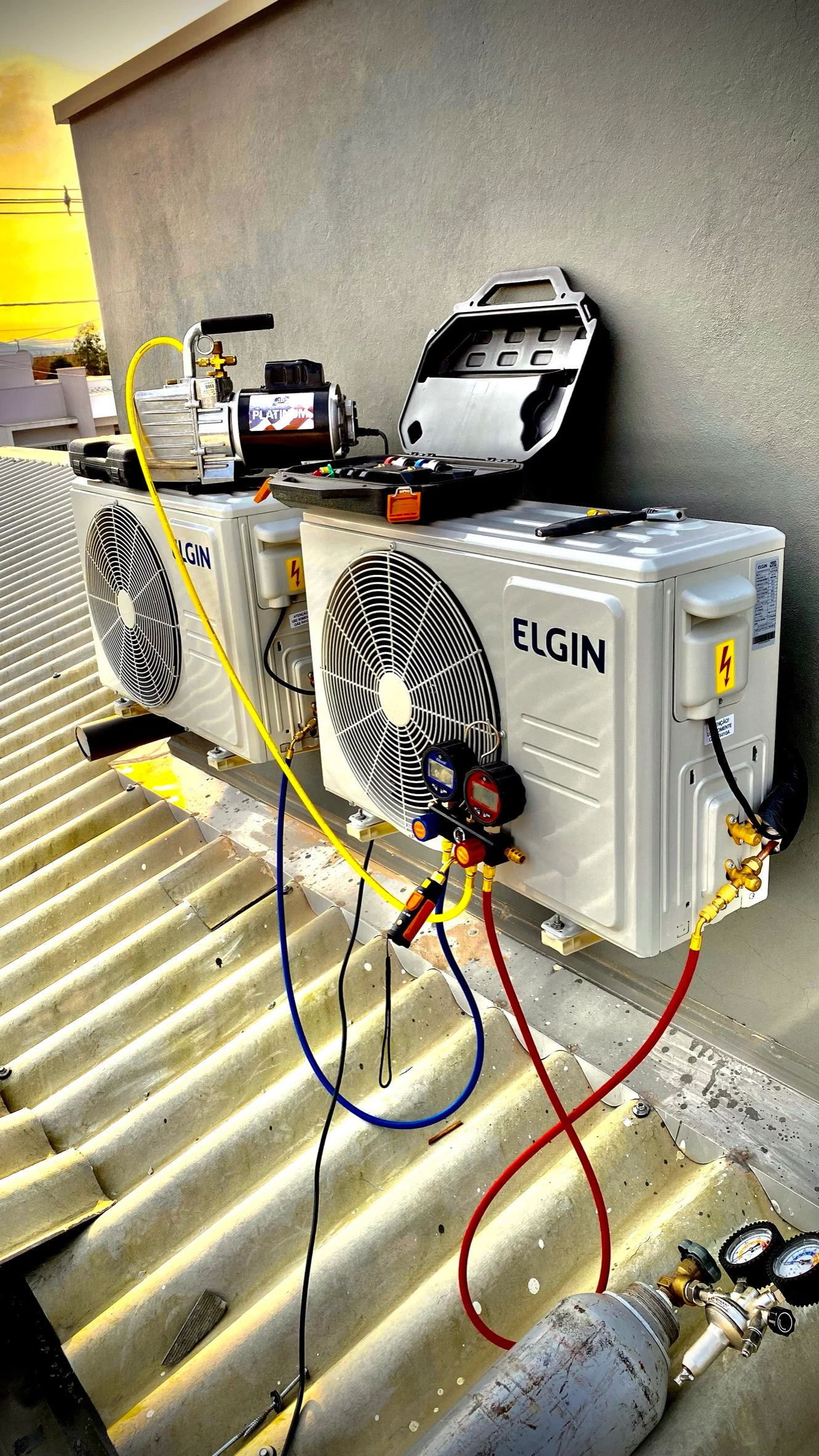 Equipamentos inverter com manifold e ferramentas de diagnóstico em campo